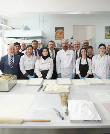Okulda-baklava-dersi-Geleneksel-Turk-tatlisi-ogreniliyor-featured