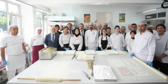 Okulda-baklava-dersi-Geleneksel-Turk-tatlisi-ogreniliyor-featured