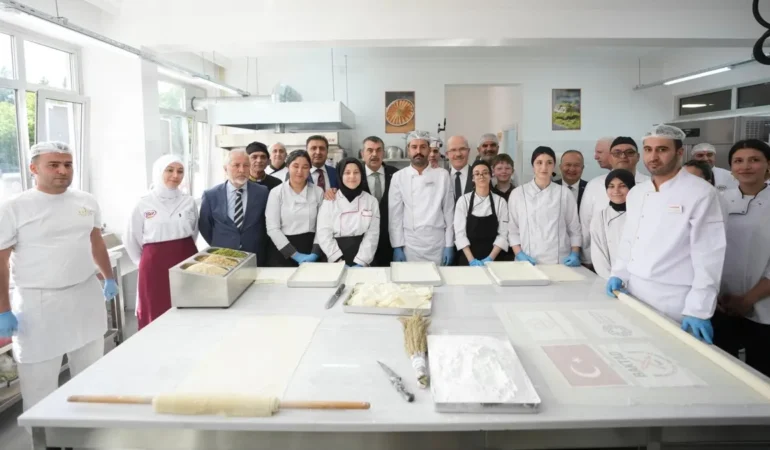 Okulda-baklava-dersi-Geleneksel-Turk-tatlisi-ogreniliyor-featured