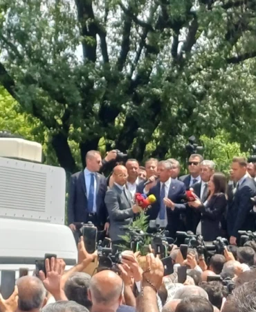 Ozgur-Ozel-TBMM-Onundeki-Kalabaliga-Seslendi-featured
