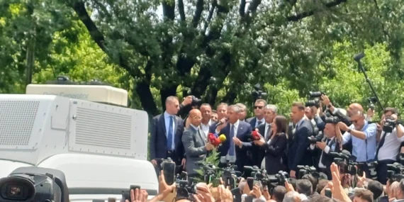 Özgür Özel, TBMM Önündeki Kalabalığa Seslendi