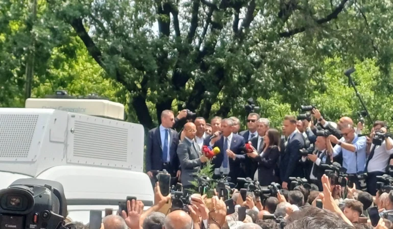 Ozgur-Ozel-TBMM-Onundeki-Kalabaliga-Seslendi-featured