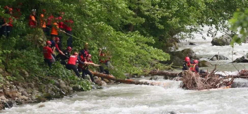 Rize8217de-kaybolan-kisiyi-aramak-icin-giden-AFAD-ekibinden-1-olu-featured