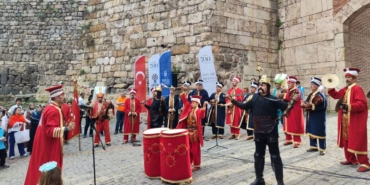 Saltanat-Kapida-Mehter-Coskusu-Suruyor-featured