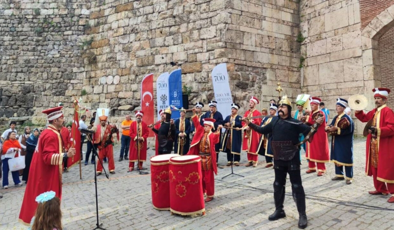 Saltanat-Kapida-Mehter-Coskusu-Suruyor-featured