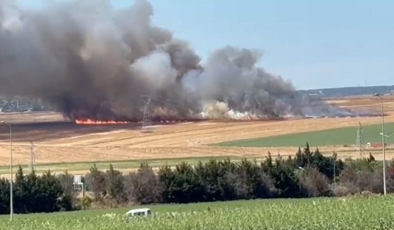 Silivri-Celtik8217te-otluk-alanda-yangin-itfaiye-mudahalesi-suruyor-featured