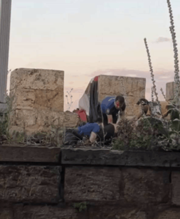 Tophane-Surlarinda-18-Yasinda-Intihar-Girisimi-Engellendi-featured