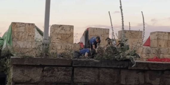 Tophane-Surlarinda-18-Yasinda-Intihar-Girisimi-Engellendi-featured