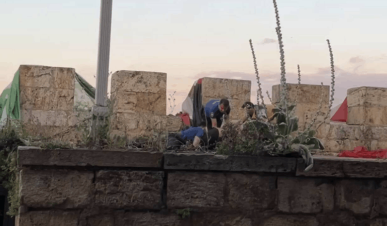 Tophane-Surlarinda-18-Yasinda-Intihar-Girisimi-Engellendi-featured