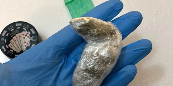 Ünlülere düzenlenen uyuşturucu operasyonunda 8,43 gram esrar bulundu