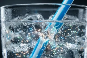 Yazin-soguk-iceceklerde-plastik-pipetler-tehlikesi-featured