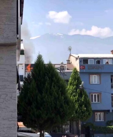 Bursa'da Çatı Yangını Kontrol Altına Alındı