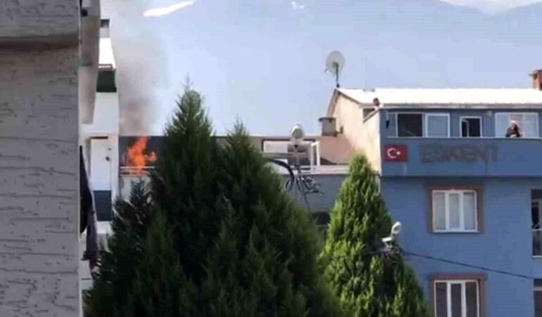 Bursa'da Çatı Yangını Kontrol Altına Alındı