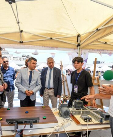 Bursa'da TÜBİTAK 4006 Bilim Fuarı Açıldı