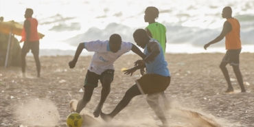 Senegal Sahillerinde Gençlerin Futbol Heyecanı