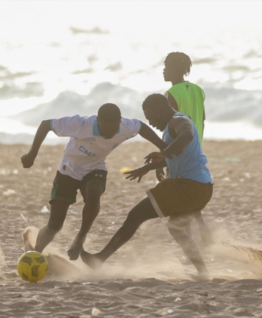 Senegal Sahillerinde Gençlerin Futbol Heyecanı