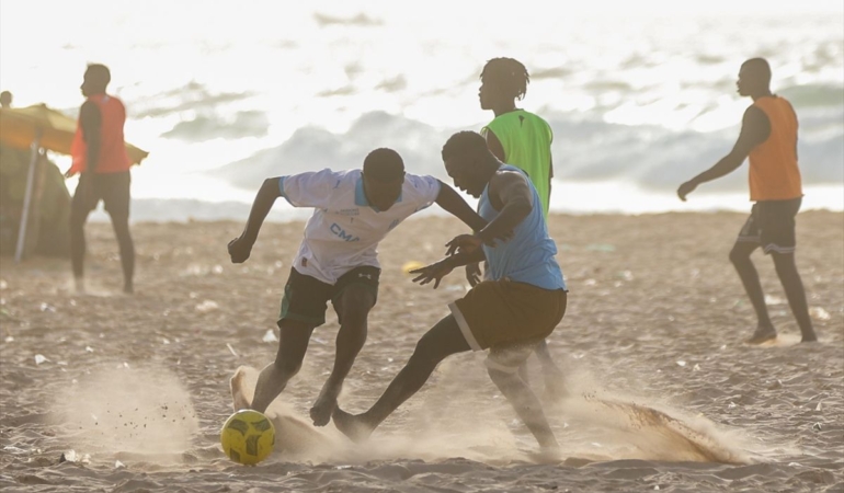 Senegal Sahillerinde Gençlerin Futbol Heyecanı