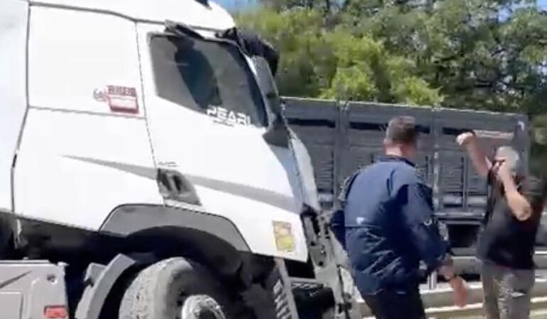 Bursa'da Tırın Ön Tekerliği Patladı