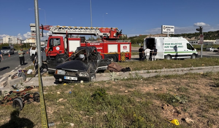 Kayseri'de iki otomobilin çarpıştığı kazada 3 kişi öldü, 5 kişi yaralandı