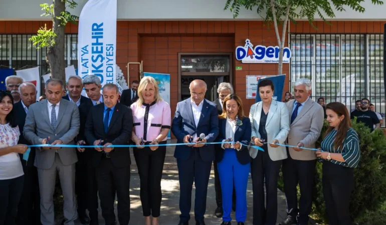 Malatya’da Dijital Gençlik Merkezi hizmete açıldı