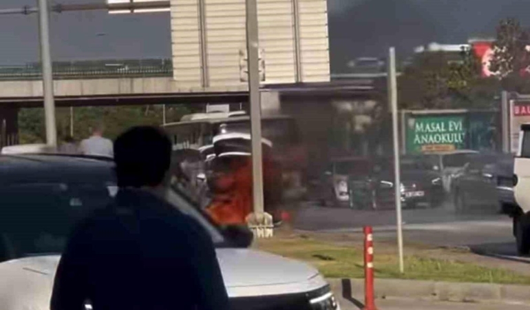 Bursa'da Seyir Halindeki Araç Yandı