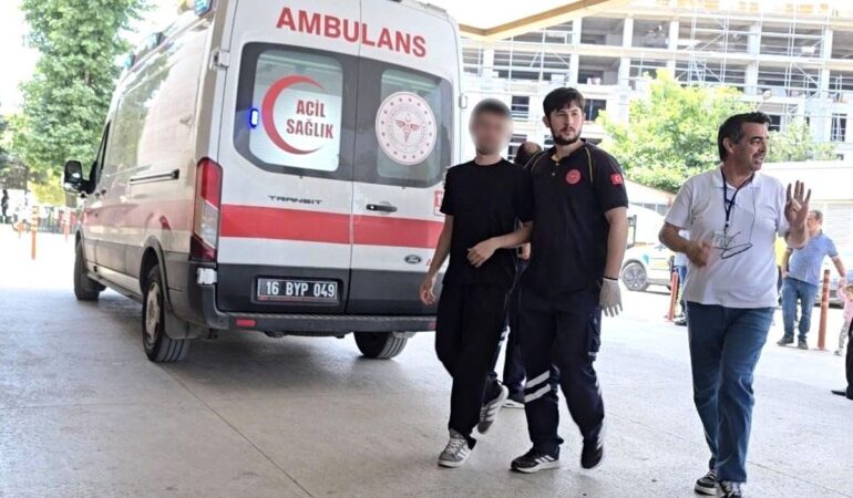Sınavda Fenalaşan Öğrenci Hastaneye Kaldırıldı