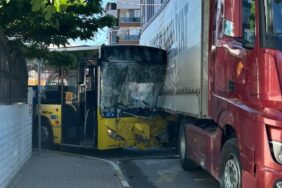 Sultanbeyli'de İETT Otobüsü ile Tır Çarpıştı