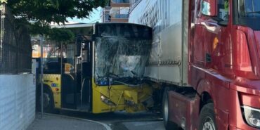 Sultanbeyli'de İETT Otobüsü ile Tır Çarpıştı