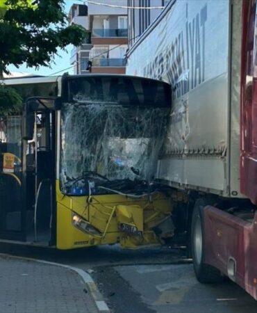 Sultanbeyli'de İETT Otobüsü ile Tır Çarpıştı