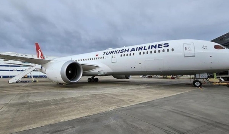 THY uçağında korku dolu anlar: Antalya'da radar direğine çarptı