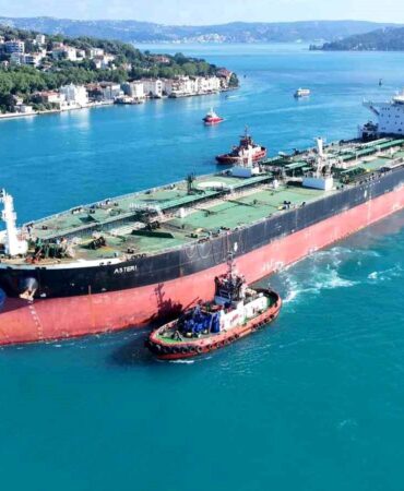 Asteri Tankeri İstanbul Boğazı'ndan Geçti