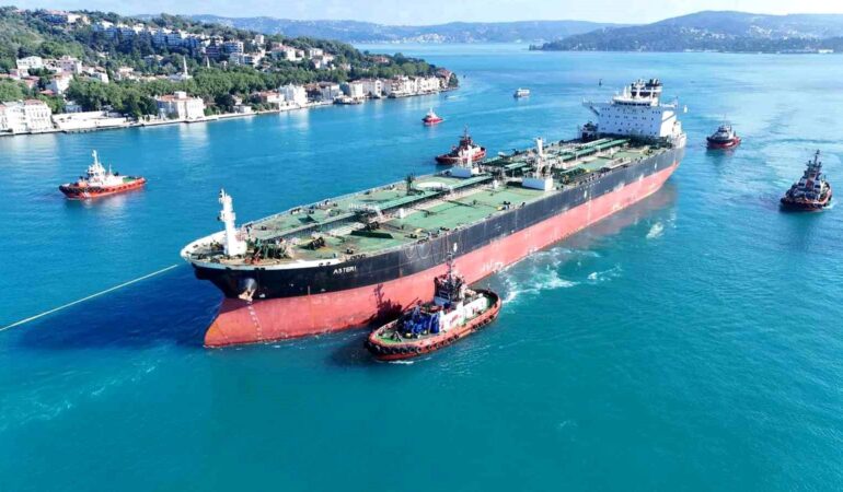 Asteri Tankeri İstanbul Boğazı'ndan Geçti