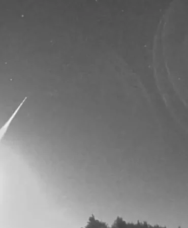 Gökyüzünü delen meteorlar: “Yanarak düşen bir uçak sandım”