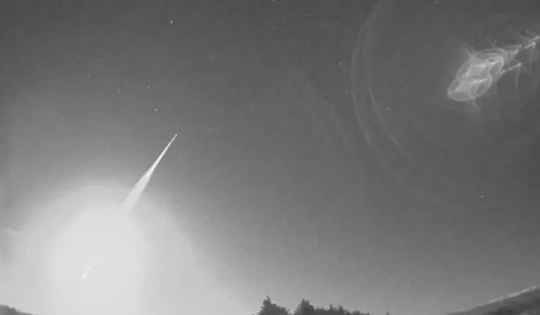 Gökyüzünü delen meteorlar: “Yanarak düşen bir uçak sandım”
