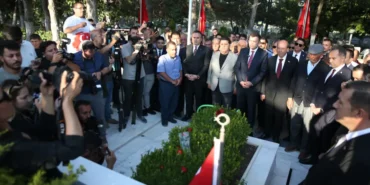 15-Temmuz-kahramani-sehit-Omer-Halisdemir8217in-kabrinde-anma-toreni-featured