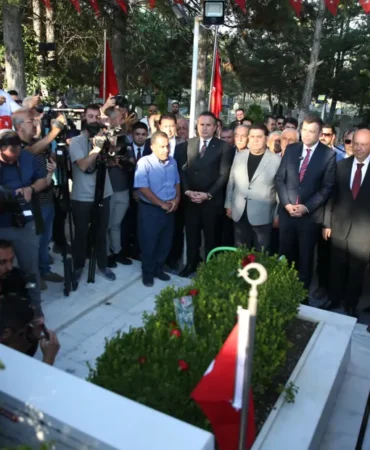 15-Temmuz-kahramani-sehit-Omer-Halisdemir8217in-kabrinde-anma-toreni-featured