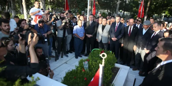 15 Temmuz kahramanı şehit Ömer Halisdemir’in kabrinde anma töreni