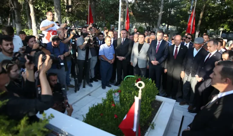 15-Temmuz-kahramani-sehit-Omer-Halisdemir8217in-kabrinde-anma-toreni-featured
