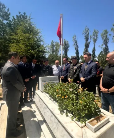 15-Temmuz-sehidi-Halil-Hamuryen-Vanda-kabrinin-basinda-anildi-featured
