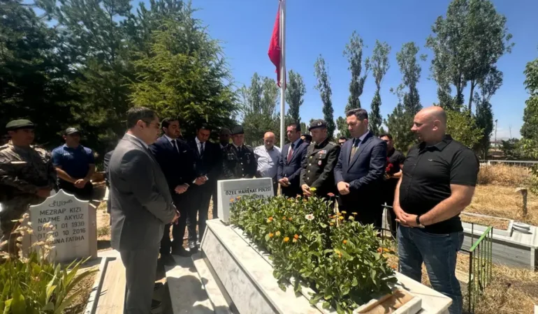 15-Temmuz-sehidi-Halil-Hamuryen-Vanda-kabrinin-basinda-anildi-featured