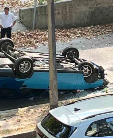 Agaca-carpan-otomobil-ters-dondu-surucu-hafif-yaralandi-featured