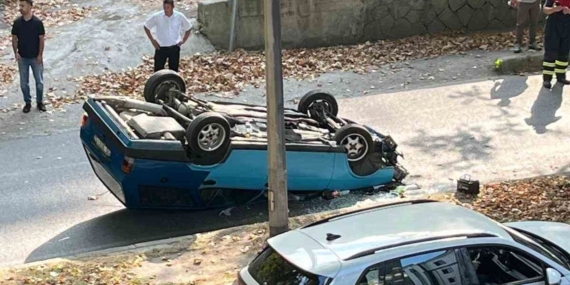 Ağaca çarpan otomobil ters döndü, sürücü hafif yaralandı