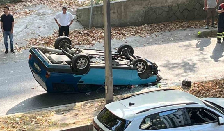 Agaca-carpan-otomobil-ters-dondu-surucu-hafif-yaralandi-featured