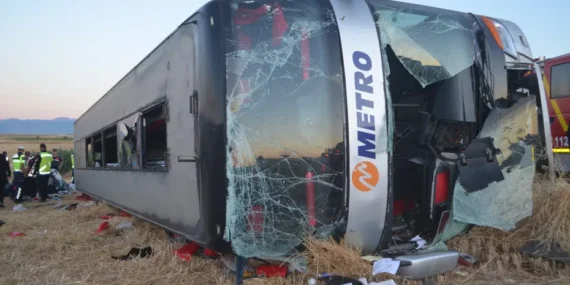 Aksaray’da çift katlı yolcu otobüsü devrildi: 46 yaralı