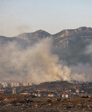 Amasyadaki-copluk-bes-gundur-yaniyor-duman-kent-merkezine-ulasti-openai-image