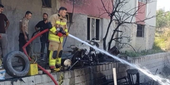 Antakya’da çıkan yangında motosiklet kullanılamaz hale geldi