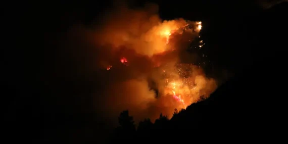 Antalya Kaş’taki orman yangını gece hava desteği durdu