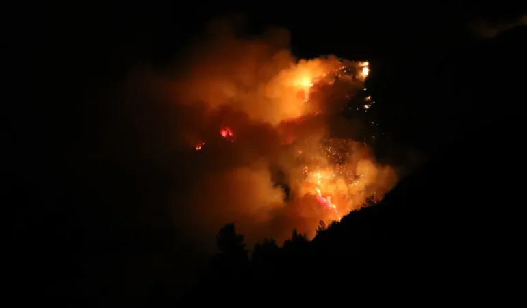 Antalya-Kas8217taki-orman-yangini-gece-hava-destegi-durdu-featured
