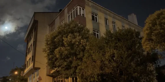 Apartmanda gürültülü kavga kanlı sonuçlandı: üç ağır yaralı