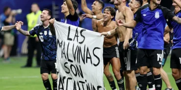 Arjantin-finale-cikti-mac-sonrasi-acilan-pankart-Ingilizleri-cildirtti-featured